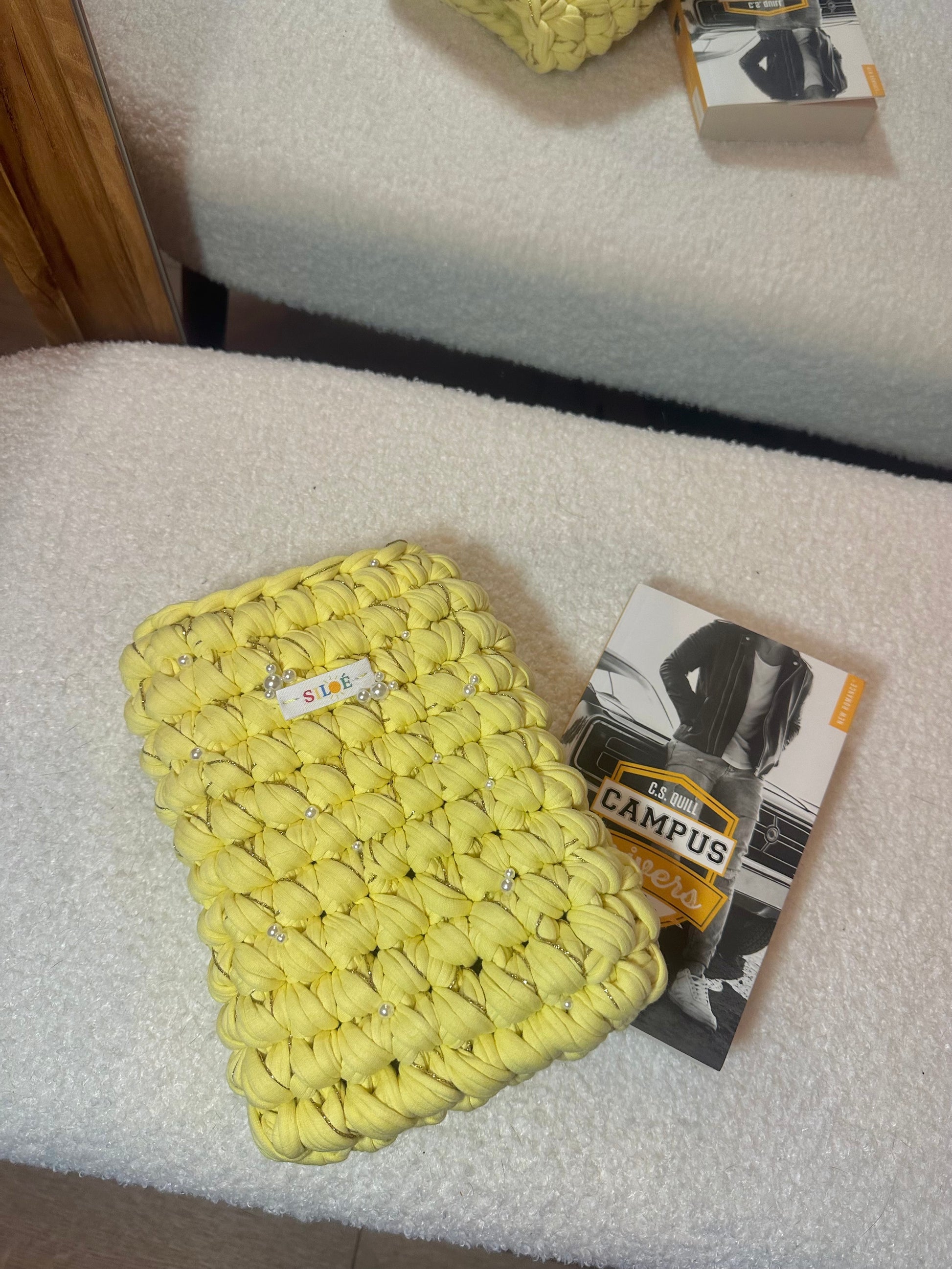 pochette livre de poche jaune et doré avec perles