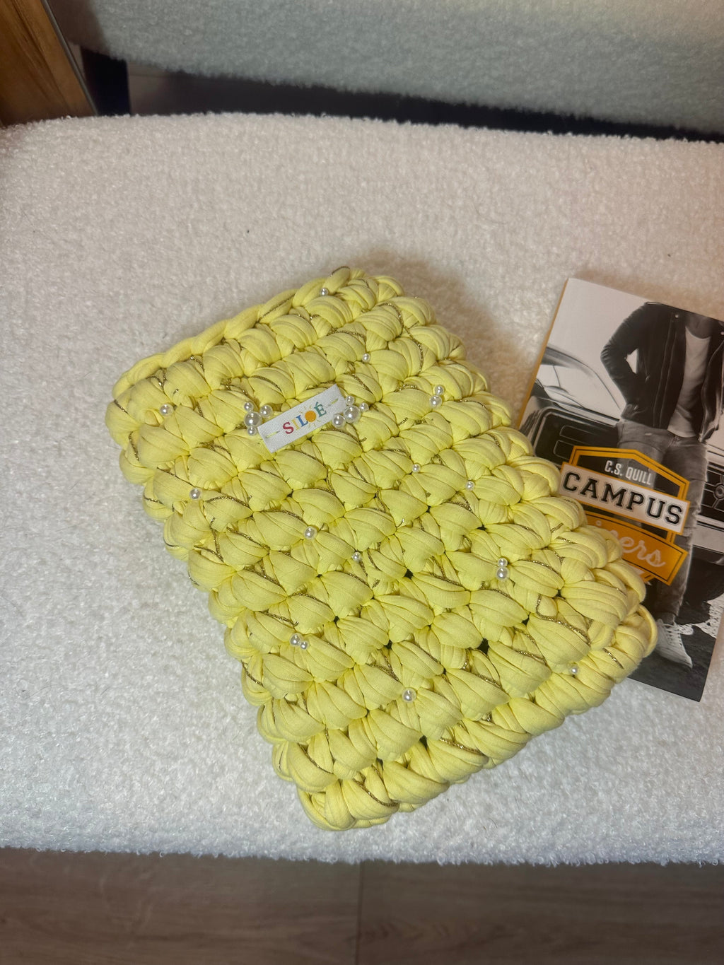 pochette livre de poche jaune et doré avec perles