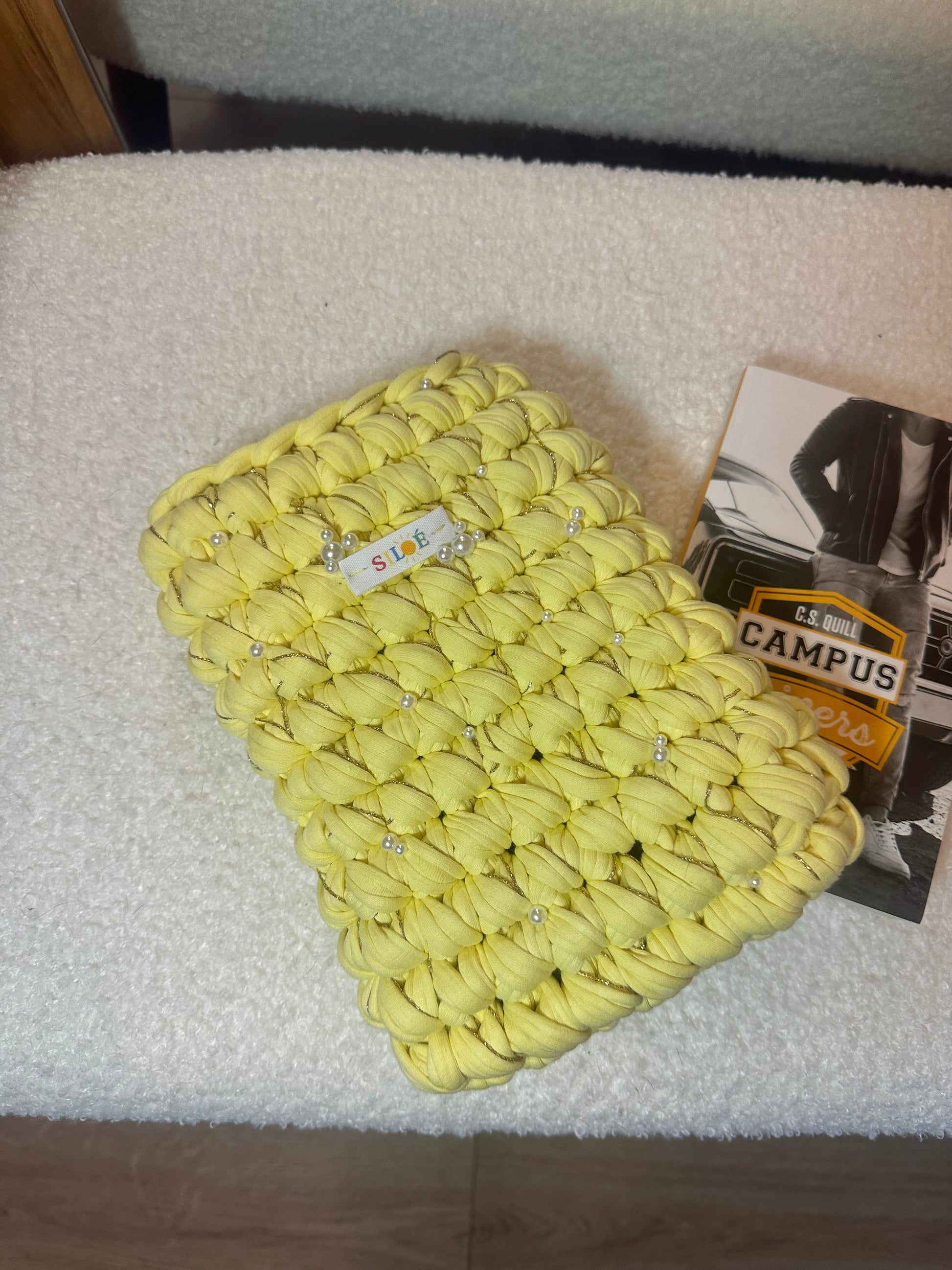 pochette livre de poche jaune et doré avec perles
